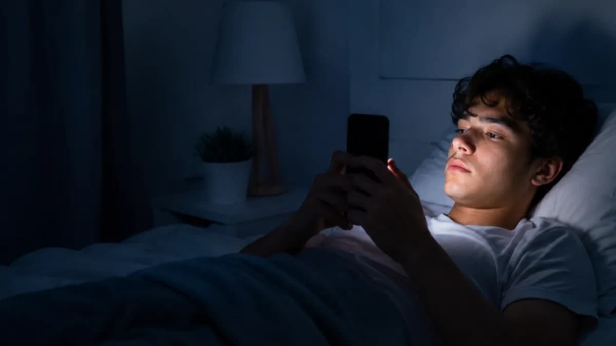 La Generación Z duerme menos por culpa del celular, con riesgos para su salud mental