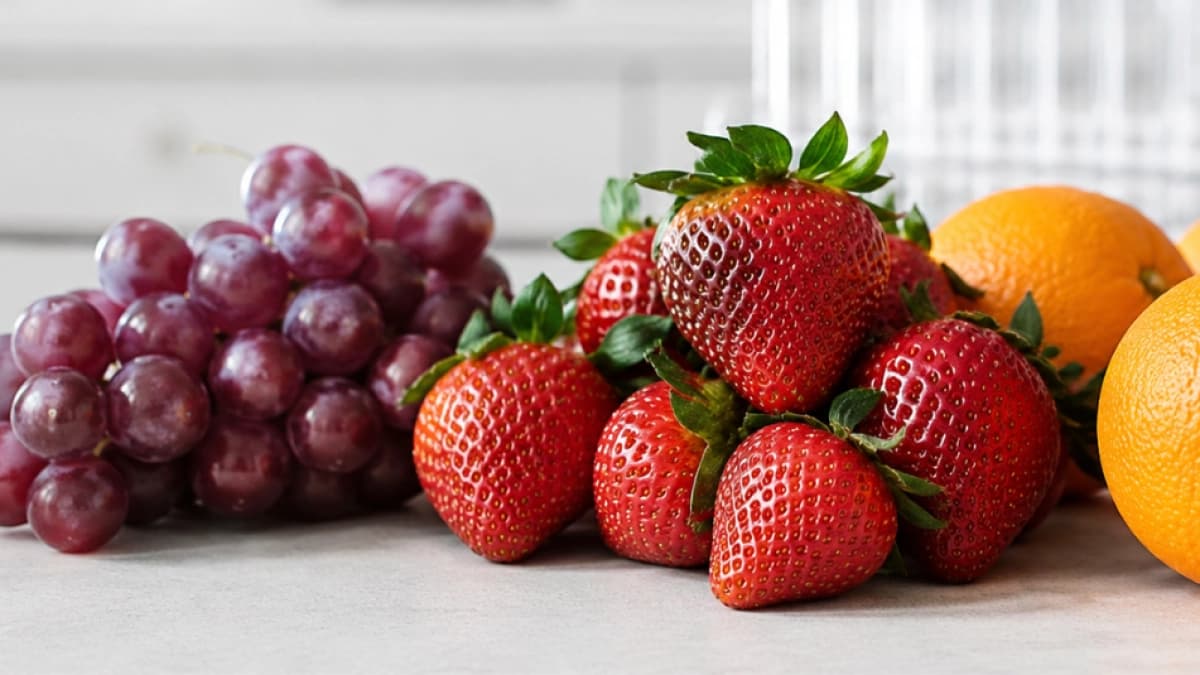 Uvas, fresas y naranjas: las frutas europeas con más residuos de pesticidas según estudio masivo