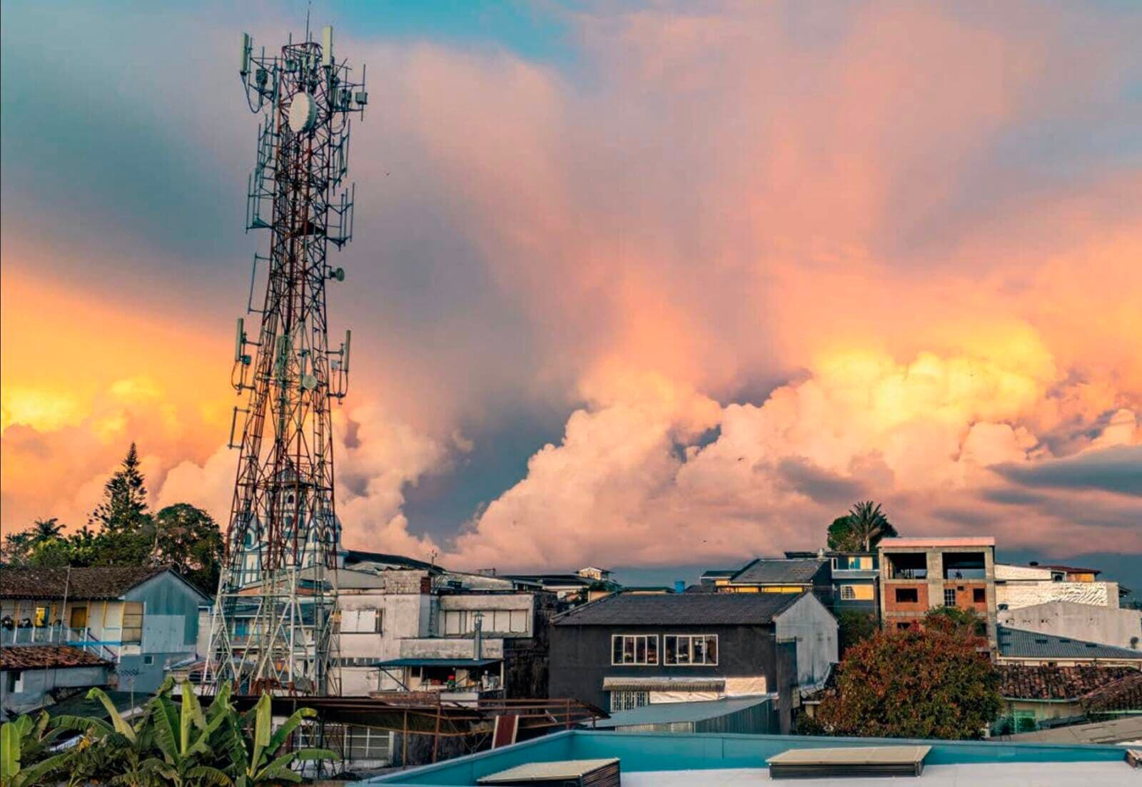 Colombia avanza en fibra óptica pero sigue rezagada en cobertura rural, según la OCDE