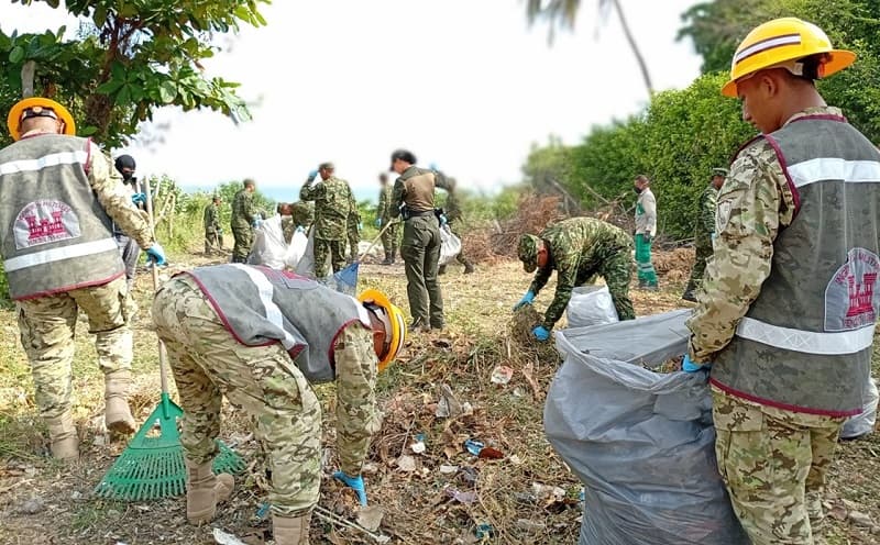 Ejército y comunidad limpian barrio Nuevo Faro de Riohacha en jornada ambiental