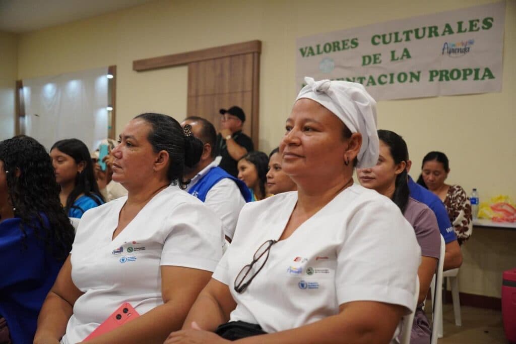 Gobernación revisa funcionamiento del programa de alimentación escolar con estudiantes y maestros en Manaure