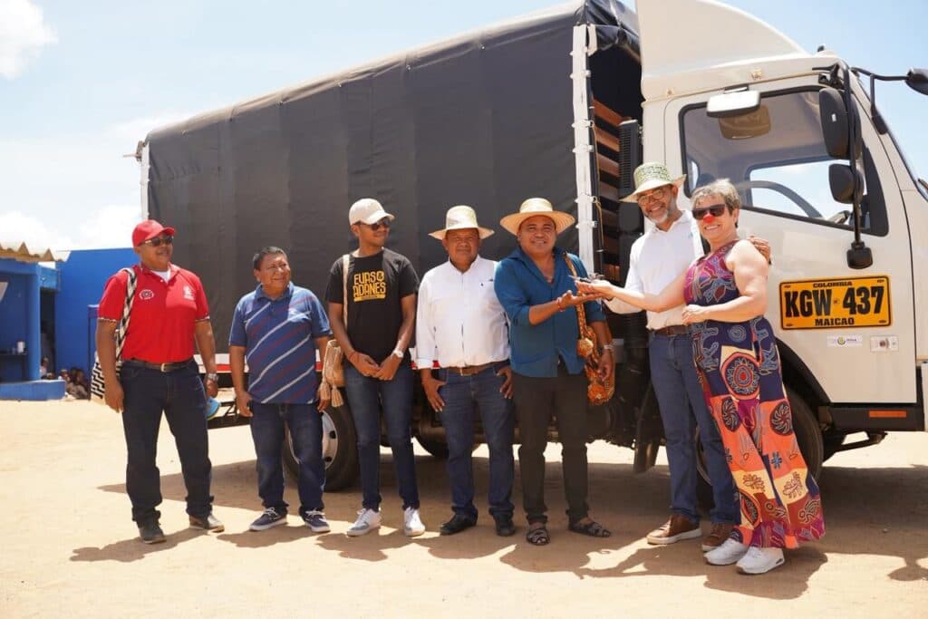 Air-e y sus aliados entregan bus escolar a comunidad indígena de Maicao
