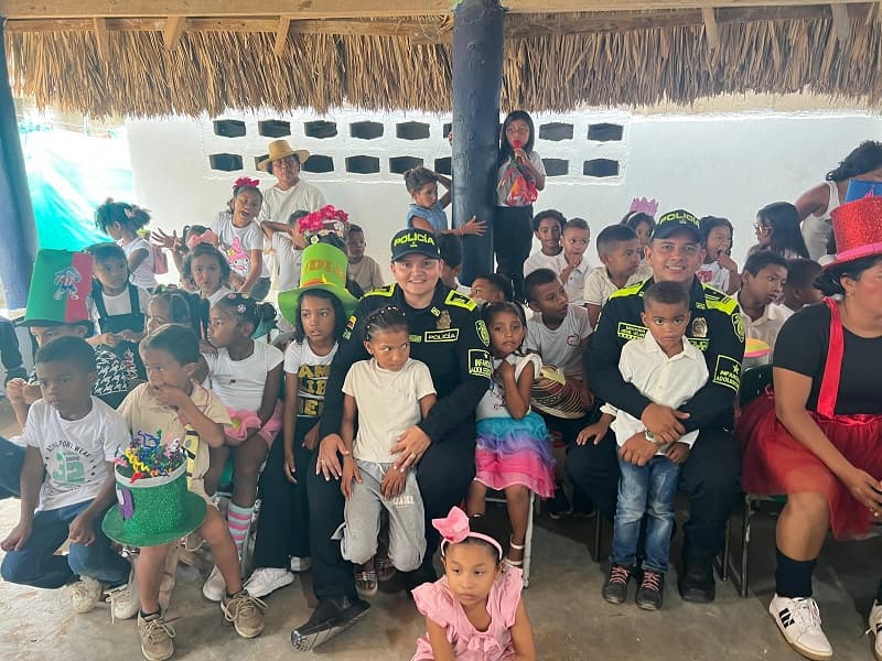 Policía lleva alegría y prevención al colegio Abowimake de la comunidad Wiwa