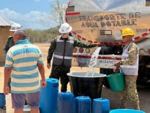 Ejército entrega 5 mil litros de agua a comunidad Wayuu en La Guajira