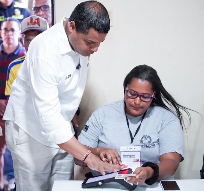 Alcalde Genaro Redondo votó e instó a riohacheros a participar en elecciones presidenciales
