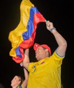 Barrancas vibró al ritmo del gol: más de 3.000 guajiros celebraron a Colombia bajo las estrellas
