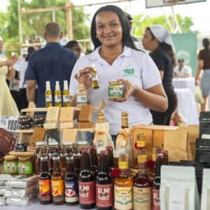 Barrancas abre mercado campesino para conectar productores rurales con la ciudad