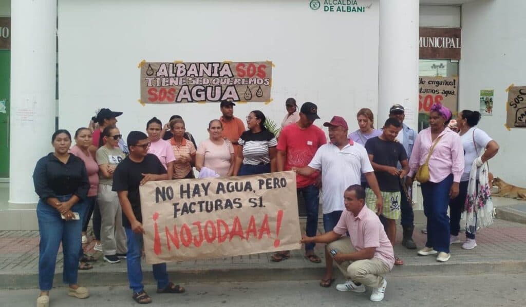 Albania exige agua permanente: bloquean alcaldía y empresa de acueducto