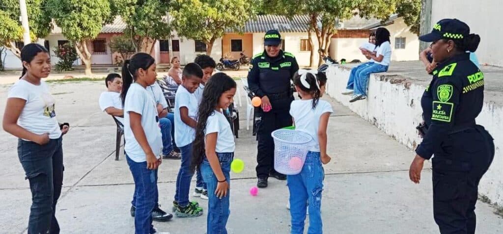 La Policía lleva valores ciudadanos a niños del barrio Hugo Zúñiga en Riohacha