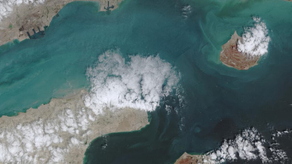 Ormuz abierto pero en suspenso: Irán condiciona el estrecho a la paz en Líbano mientras Trump mantiene presión