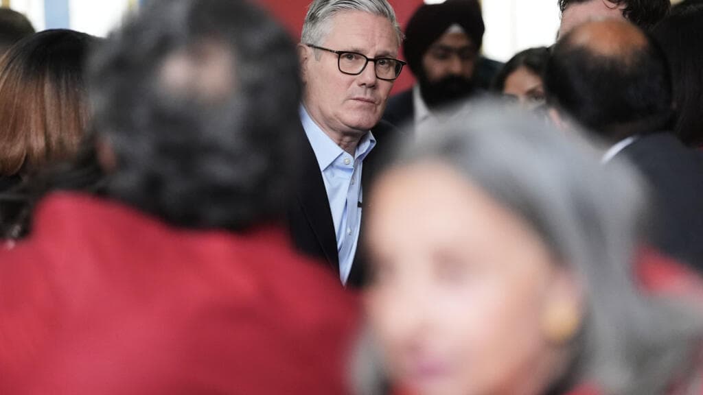 Starmer se aferra al poder pese a derrota histórica del Laborismo en Reino Unido