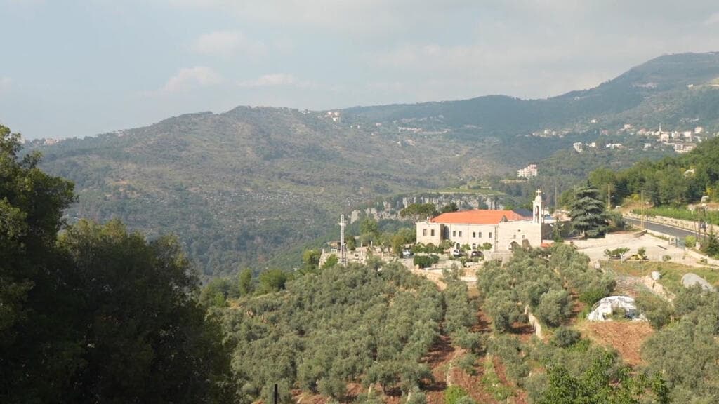 Un monasterio cristiano abre sus puertas a familias chiitas huyendo de la guerra en Líbano