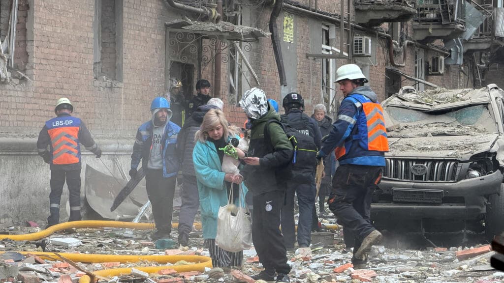 Rusia bombardea Dnipro mientras Zelenski busca aliados en Azerbaiyán y drones caen en Rumania