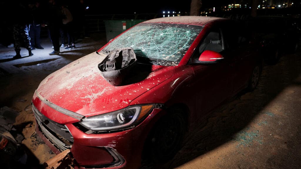 Ataque israelí en playa de Beirut deja siete muertos mientras petróleo dispara a más de 100 dólares