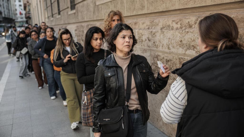 España abre la regularización masiva: caos, colas y confusión en el primer día