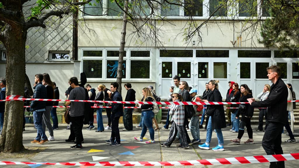 Hungría vota en comicios que pueden cerrar 16 años de dominio de Orbán