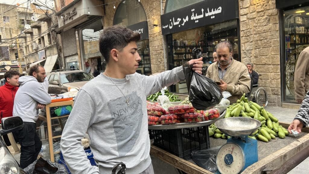 En Líbano, los mercados luchan por sobrevivir mientras la guerra devasta la economía ya quebrada