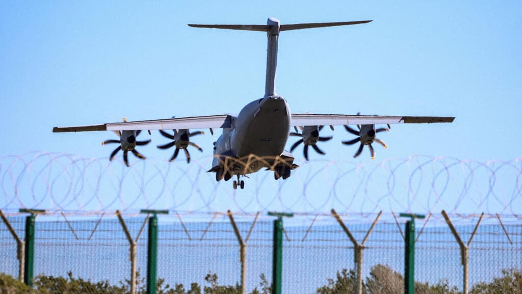 ¿De dónde fue lanzado el dron que golpeó base británica en Chipre si no vino de Irán?