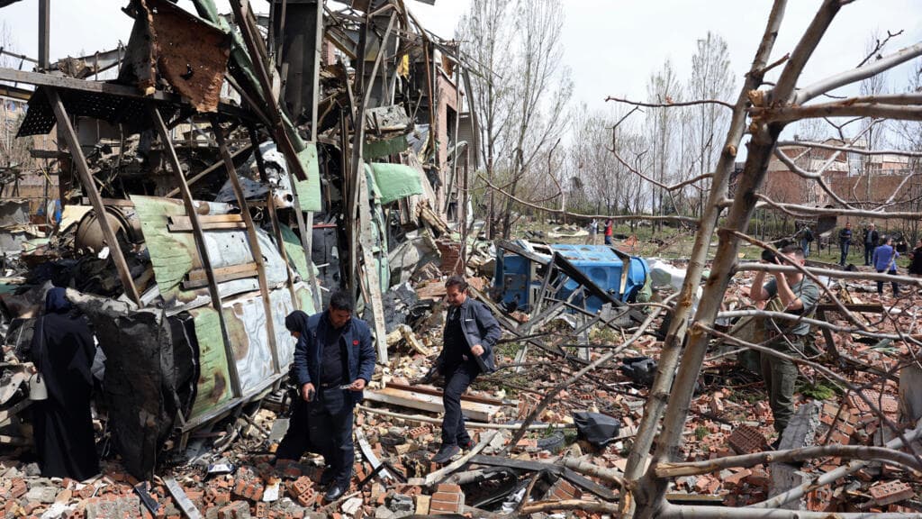 Trump da ultimátum de 48 horas a Irán mientras buscan piloto estadounidense derribado