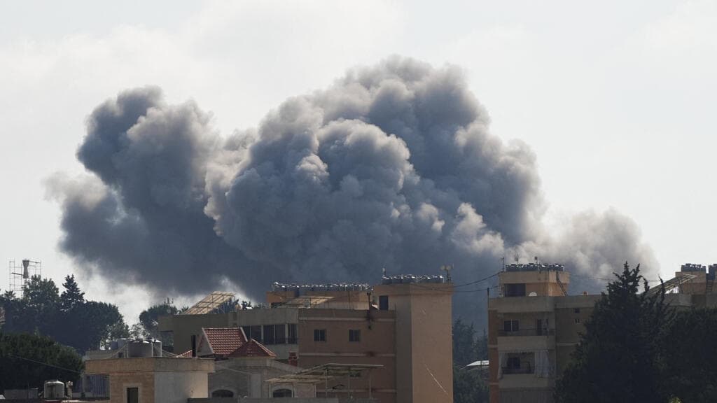Israel amplía ofensiva en Líbano y mata a 12 personas mientras se preparan diálogos de paz