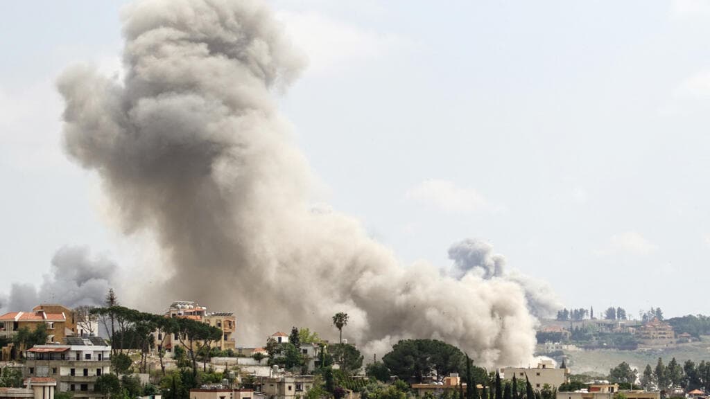 Israel intensifica ataques en Líbano mientras negocia alto el fuego en Washington