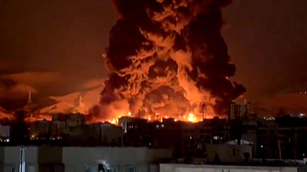 Teherán amanece en la oscuridad tras ataques israelíes a depósitos de petróleo