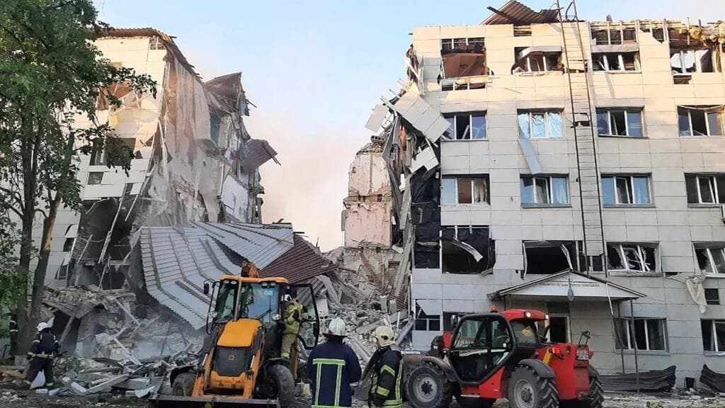 Rusia reporta 18 muertos en ataque a residencia estudiantil ucraniana; Zelenski rechaza membresía parcial en la UE