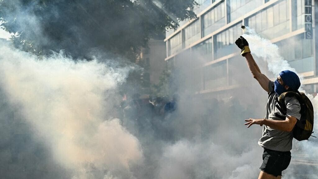 Disturbios en Ginebra: siete mil manifestantes contra G7 queman un auto y atacan la ONU