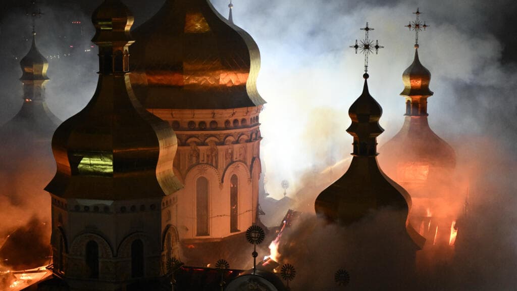Rusia intensifica bombardeos contra Kiev: 11 muertos y un monasterio milenario destruido