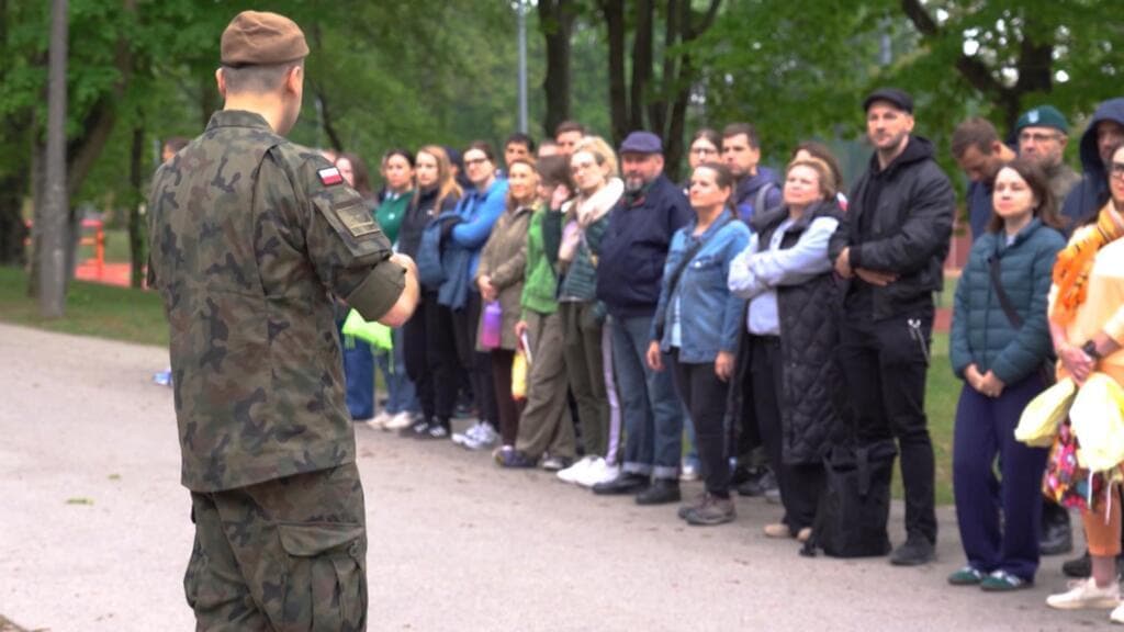 Polonia entrena civiles para enfrentar una posible confrontación con Rusia