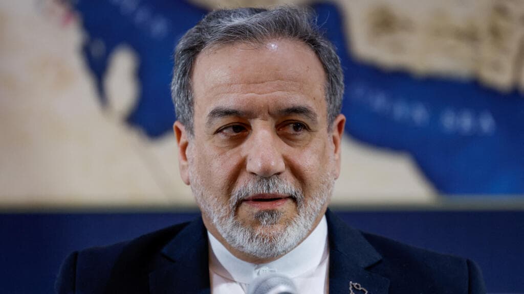 Irán rechaza negociar con EE.UU. sin "seriedad" mientras se hunde carguero en el Golfo Pérsico