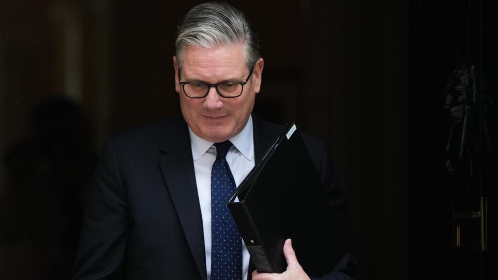 Crisis en el laborismo británico: Starmer enfrenta rebelión de 80 diputados tras elecciones locales desastrosas