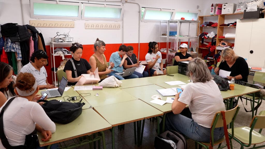 Voluntarios españoles y migrantes se unen para ayudar a regularizarse en España