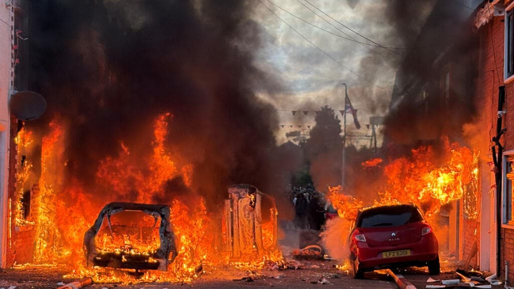Belfast arde en protestas antimigrantes tras apuñalamiento: decenas de heridos y hogares destruidos