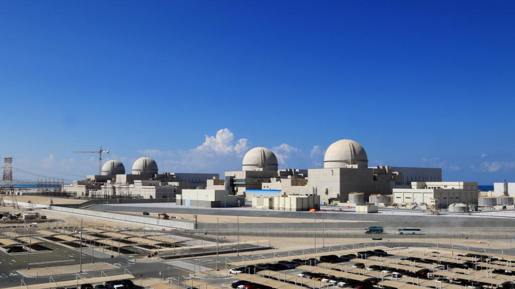 Emiratos denuncia ataque con drones a nuclear como "agresión terrorista" e insinúa responsabilidad iraní