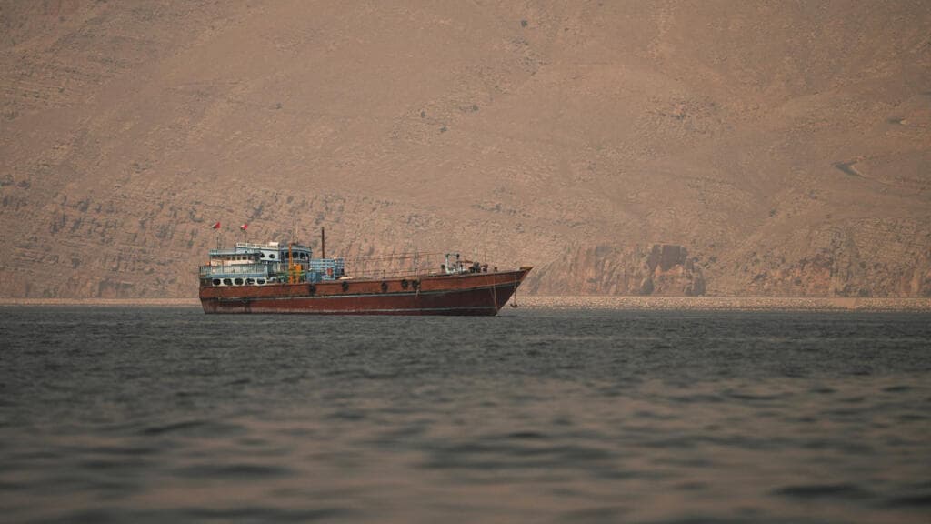 El estrecho de Ormuz: una ruta cada vez más peligrosa entre amenazas iraníes y minas sin desactivar