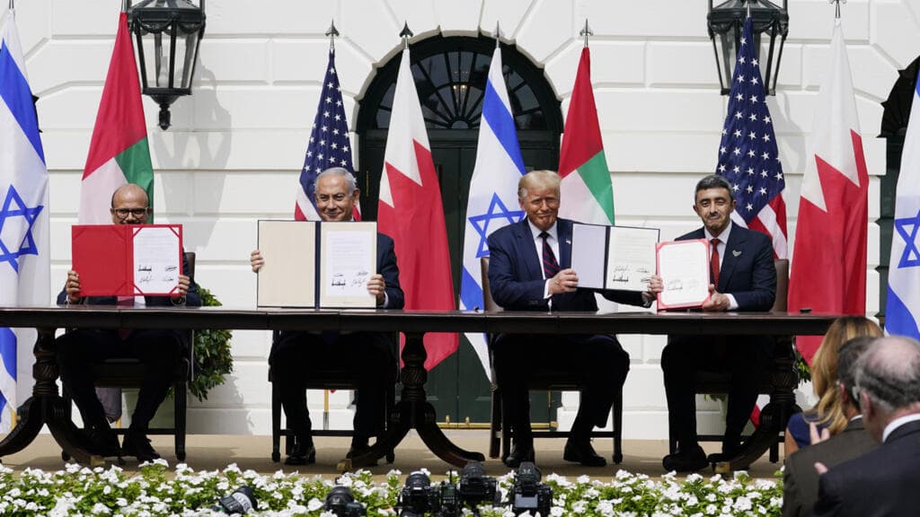 Trump exige que países árabes firmen acuerdo con Israel para negociar paz con Irán