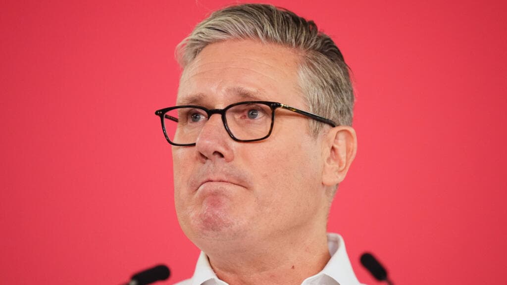Ministro de Salud británico amenaza con dimitir y competir contra Starmer por liderazgo laborista