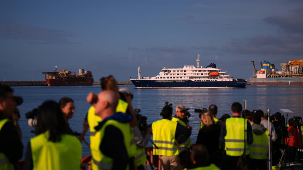 Evacúan 94 pasajeros del crucero con hantavirus en operación coordinada desde Canarias