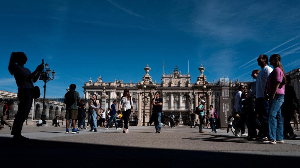 España aprueba regularización masiva para medio millón de migrantes sin papeles