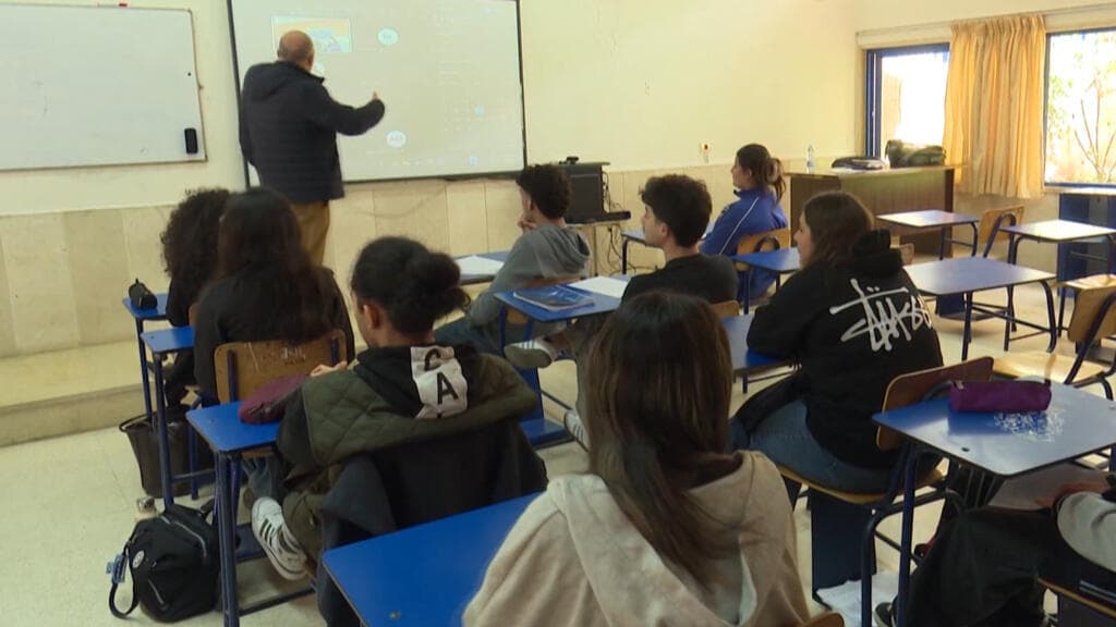 En Líbano, estudiantes y maestros luchan por aprender mientras suenan las bombas