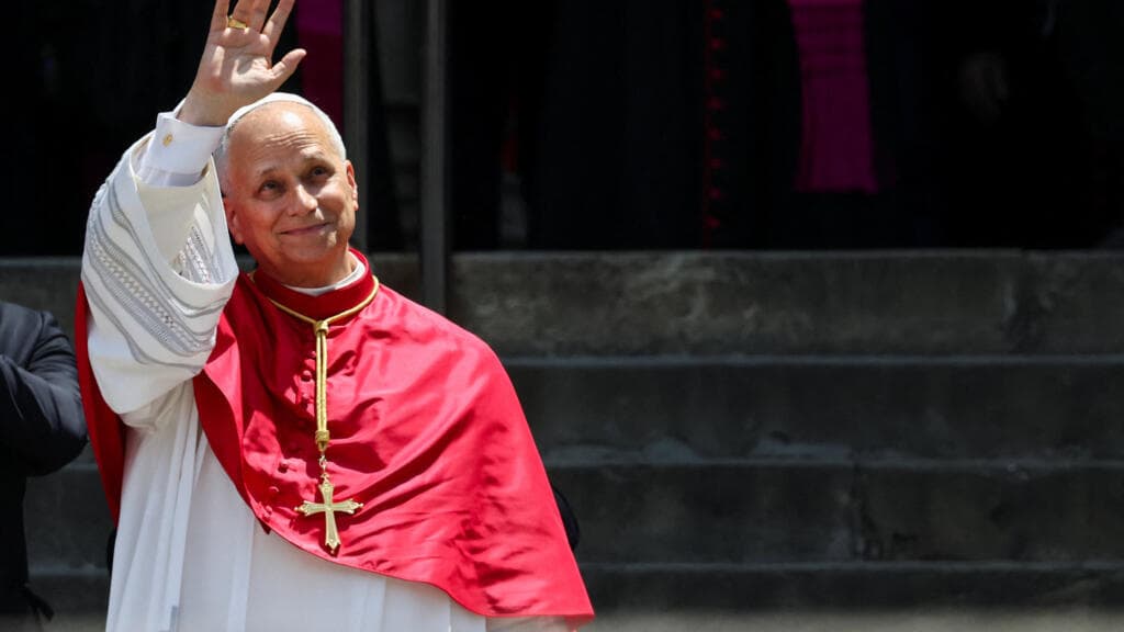El Papa León XIV llega a Barcelona con mensaje de unidad y estrena el catalán en su viaje por España