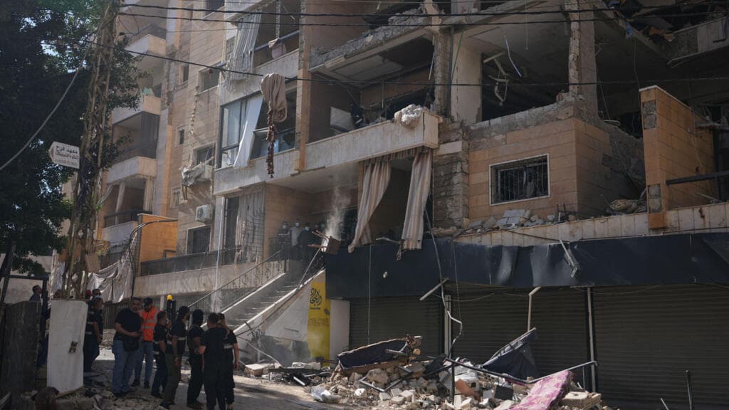 Escalada en Oriente Próximo: 14 muertos en bombardeos israelíes mientras Irán amenaza represalias