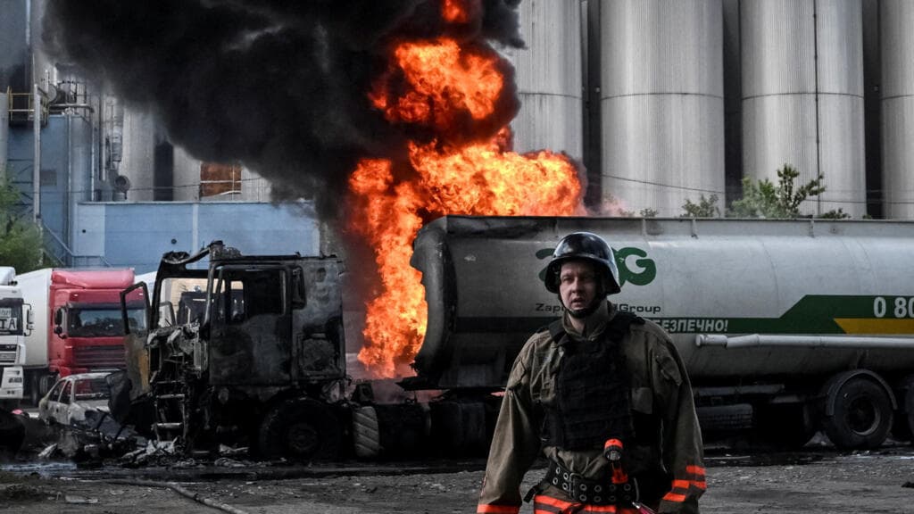 Ucrania ataca refinería rusa tras bombardeo que dejó 24 muertos en Kiev