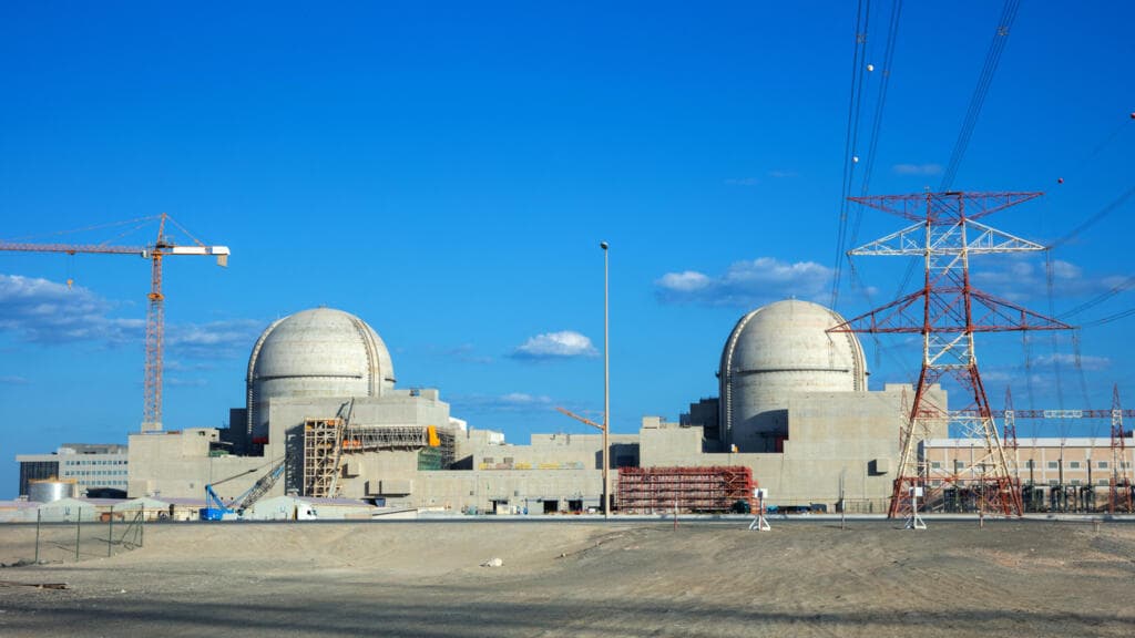 Dron impacta planta nuclear en Emiratos; tensiones escalan en Medio Oriente