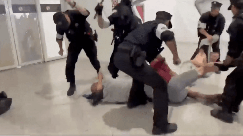 Policía española golpea activistas de flotilla por Gaza; Israel acusa "hipocresía" a España