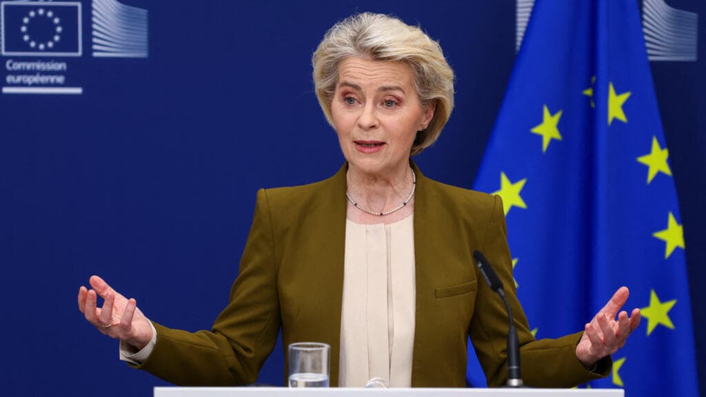 UE tightens screws on Russia with visa ban for fighters and oil price freeze
