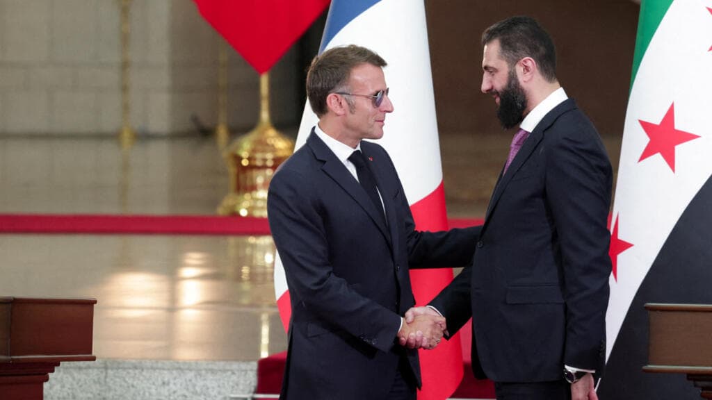 Macron viaja a Siria para impulsar reconstrucción pese a atentados en Damasco