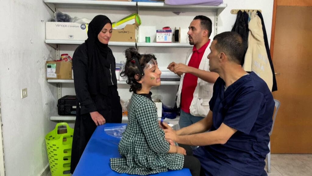 Con impresoras 3D fabrican máscaras en Gaza para reconstruir rostros quemados por bombardeos