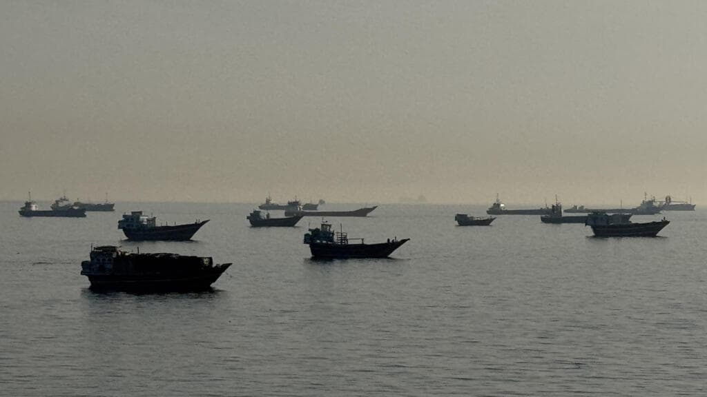 Irán advierte que barcos solo cruzan Ormuz con su permiso, en nueva escalada con Estados Unidos